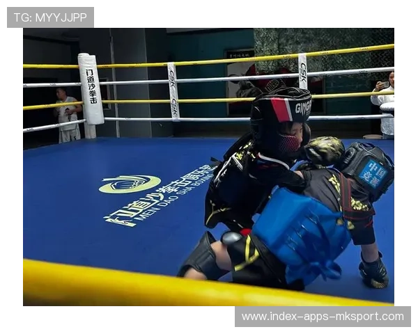 连续重拳压制防守的冠军战：从训练到擂台的力量文学