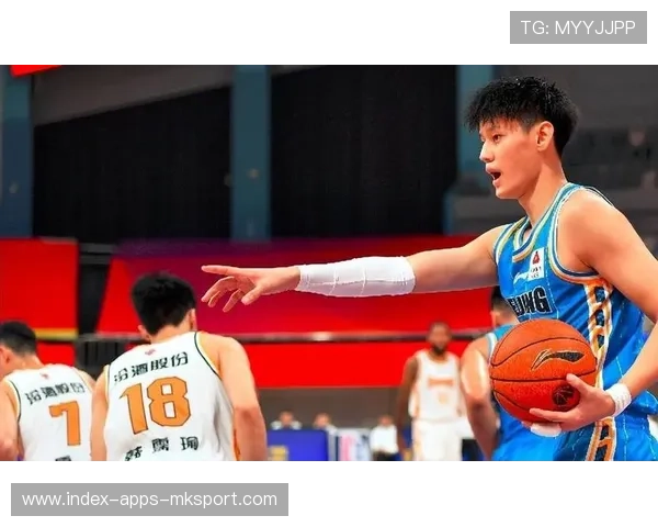 北京曾凡博三分连续命中，比分拉开