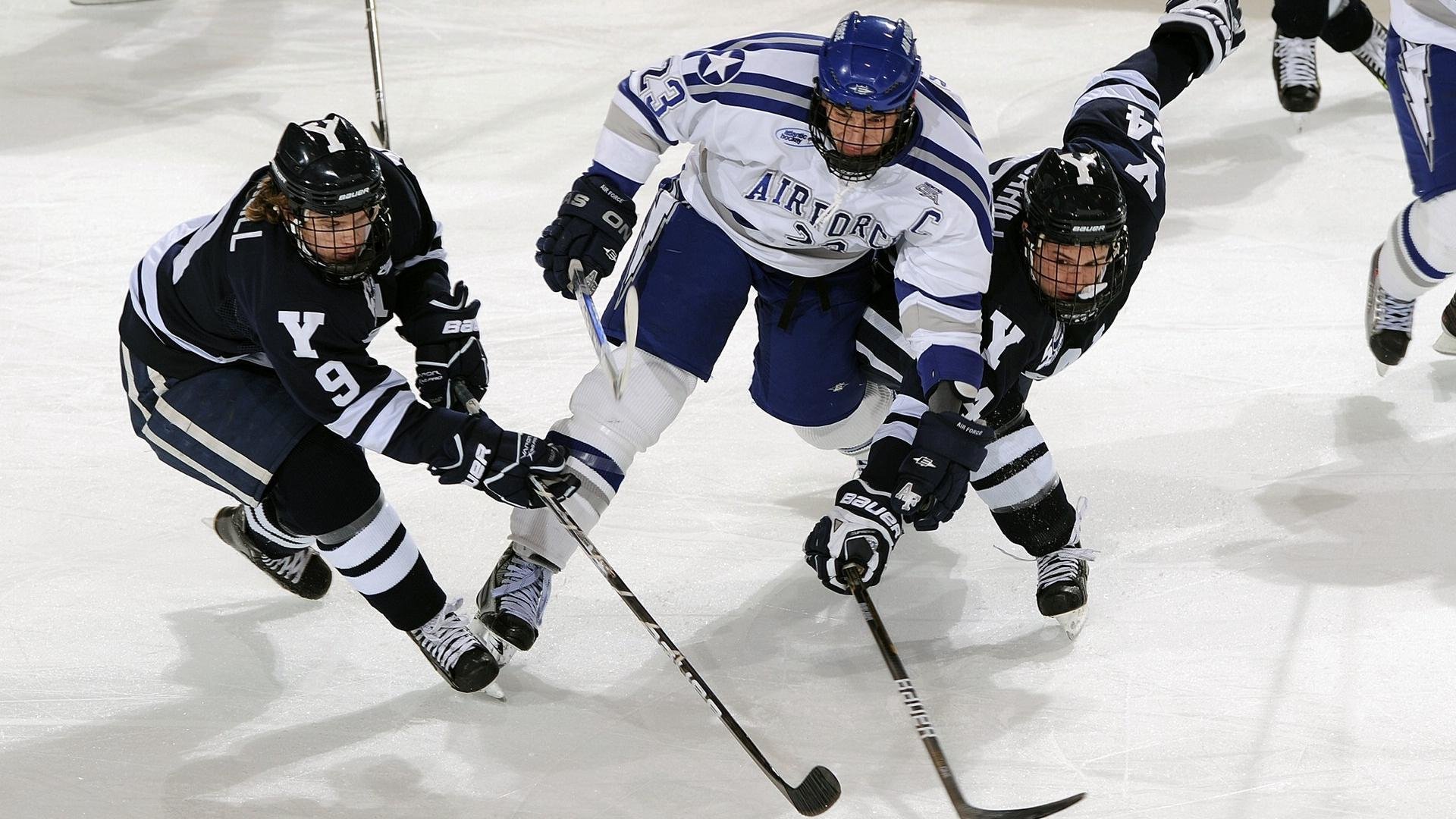 全黑队依靠精准的传球和不断突破,取得优势,全黑队服